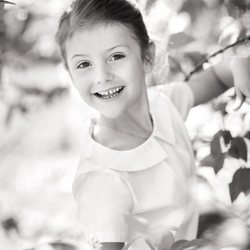 Estela de Suecia, muy sonriente en un posado primaveral