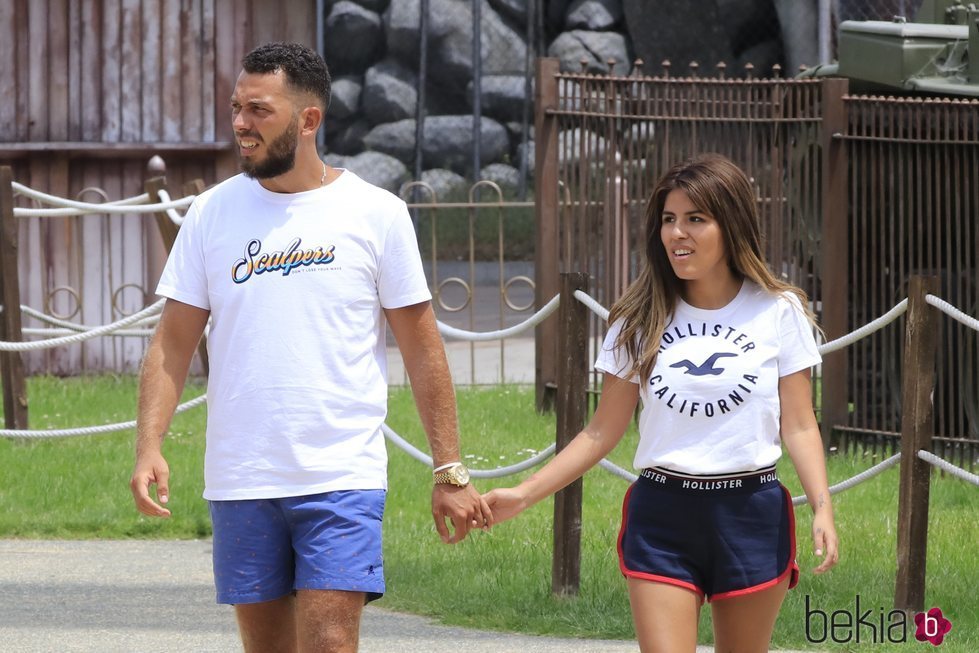 Alberto Isla y Chabelita Pantoja paseando de la mano