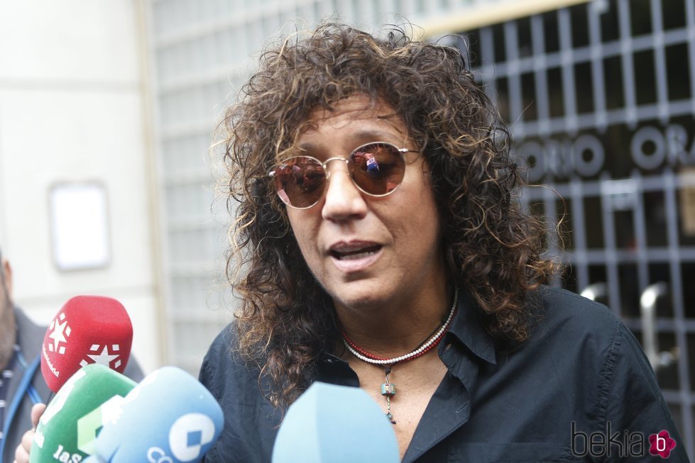 La cantante Rosana en la capilla ardiente de María Dolores Pradera