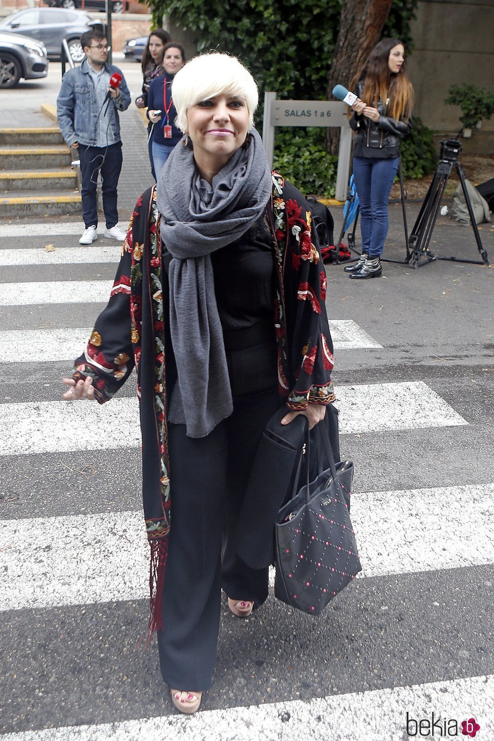 Pasión Vega en la capilla ardiente de María Dolores Pradera