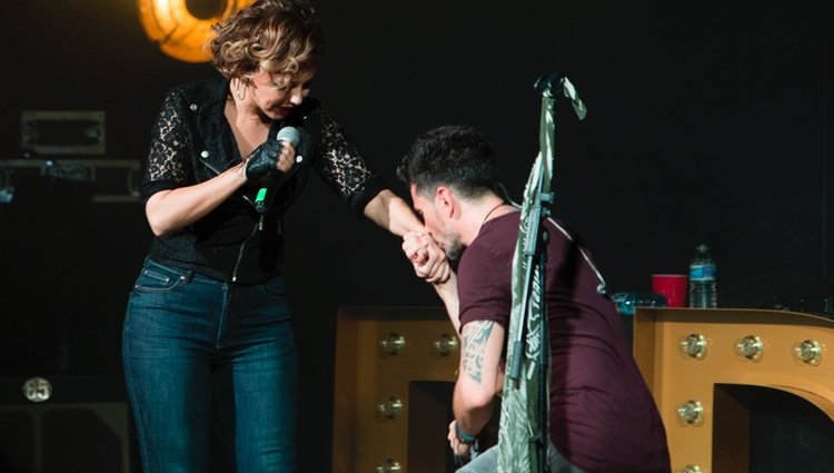 David de María y Chenoa durante un concierto