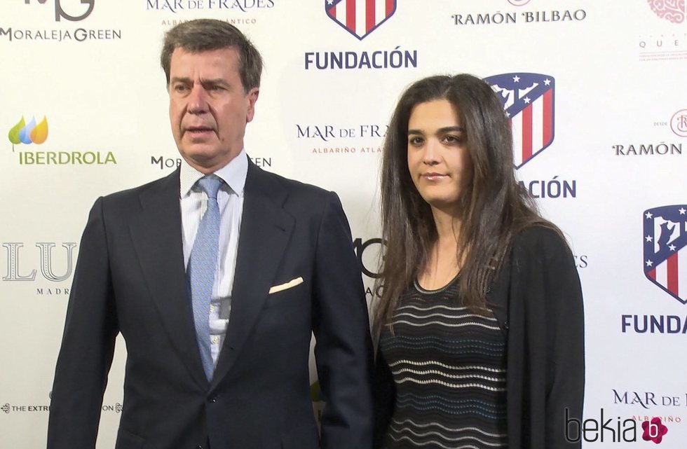 Cayetano Martínez de Irujo con su novia en un evento