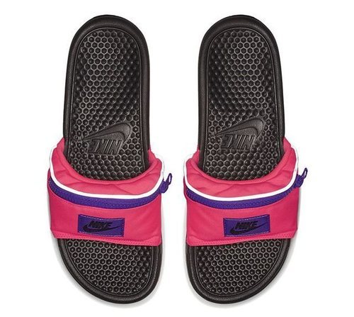 Modelo 'Benassi Fanny Pack' de Nike en negro
