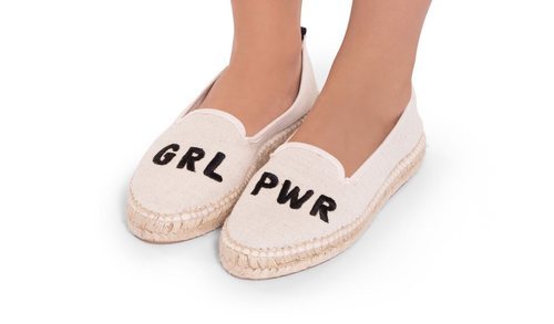 Alpargata beige con letras bordadas de la colección Embroidery de la firma Miss Hamptons 2018