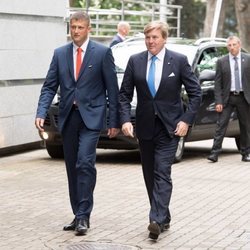 El Rey Guillermo Alejandro de Holanda llega a un seminario en Riga
