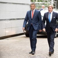 El Rey Guillermo Alejandro de Holanda llega a un seminario en Riga