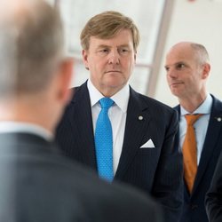 El Rey Guillermo Alejandro de Holanda en un seminario en Riga