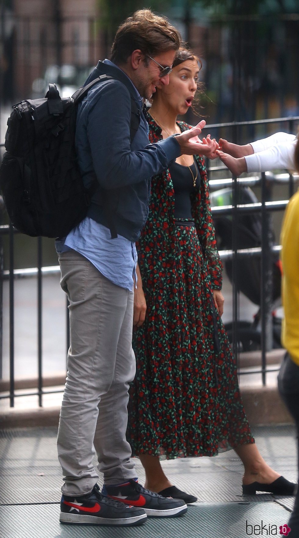 Irina Shayk y Bradley Cooper poniendo muecas a la pequeña Lea