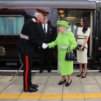 La Reina Isabel y Meghan Markle en su llegada a Cheshire