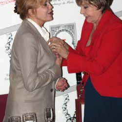 Laura Valenzuela coloca a Carmen Thyssen el Garbanzo de Plata 2011