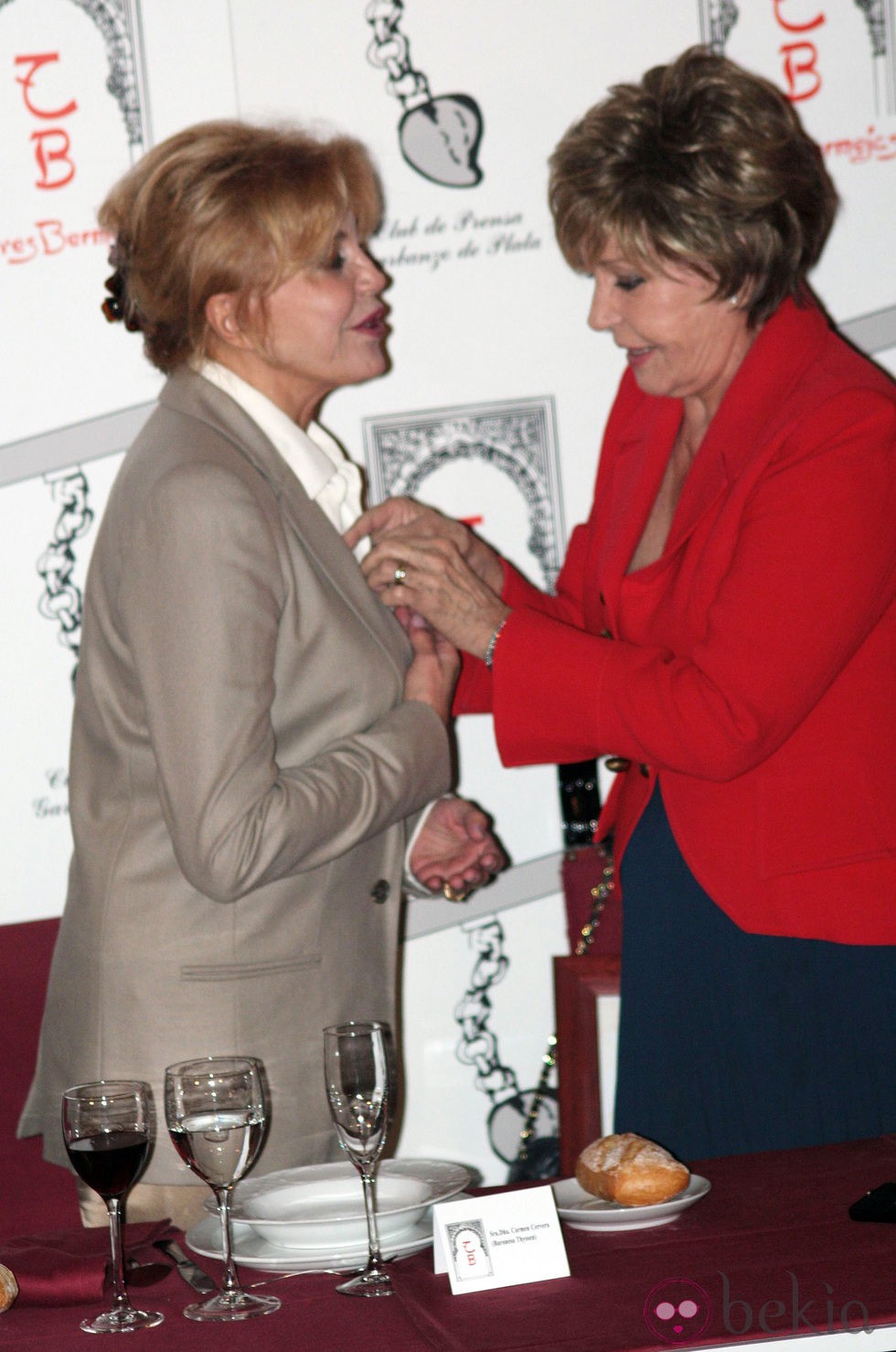 Laura Valenzuela coloca a Carmen Thyssen el Garbanzo de Plata 2011