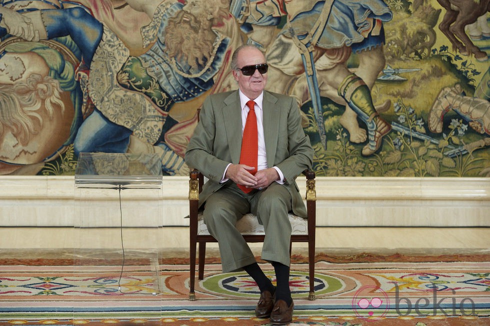 El Rey Juan Carlos con sus gafas de sol en una recepción en Zarzuela
