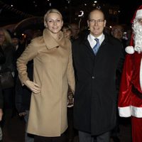 Los Príncipes Alberto y Charlene de Mónaco junto a Papá Noel