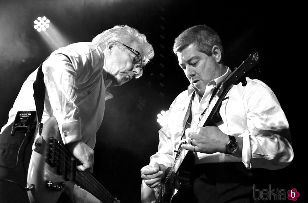 Ken Follett y su hijo Emmanuele tocando la guitarra juntos