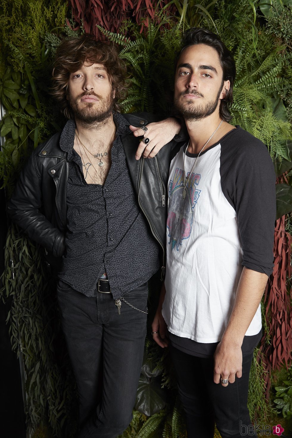 Juan Fernández y Adrián Roma posando como el grupo musical Marlon