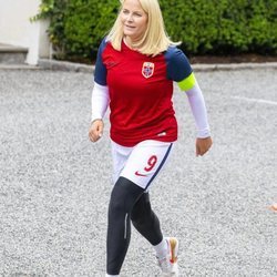 La Princesa Mette-Marit de Noruega durante el encuentro solidario celebrado en su residencia