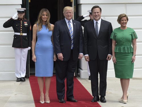 Melania Trump vestida de azul cielo junto a Donald Trump, el Presidente de Panamá Juan Carlos Varela y su mujer Lorena Castillo Varela