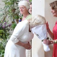 Camilla Parker oliendo un ramo de flores en el Garden Museum
