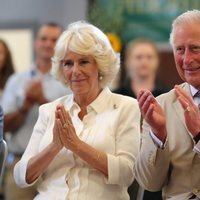 El Príncipe Carlos y la Duquesa de Cornualles muy sonrientes durante su visita a Gales