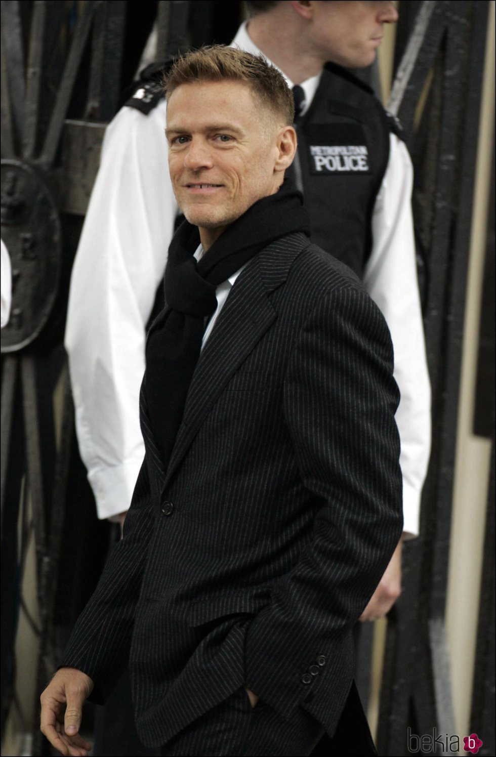 Bryan Adams durante la misa funeral por el 10º aniversario de la muerte de Diana de Gales