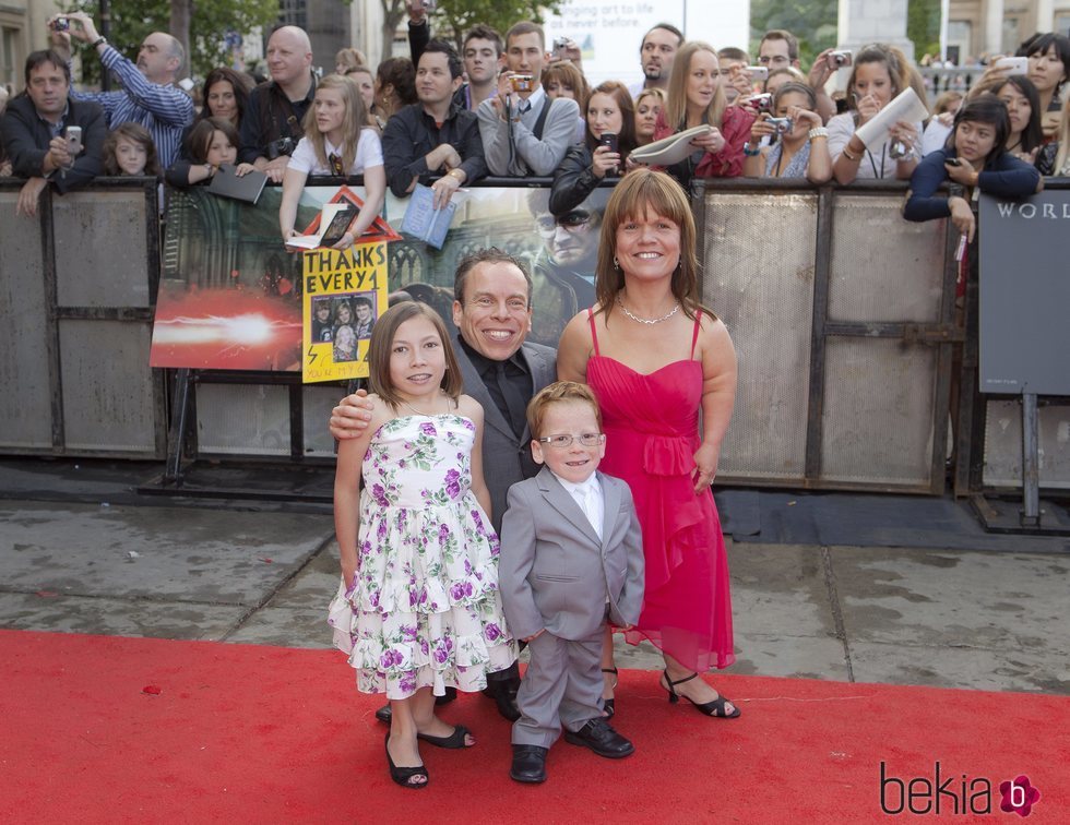 Warwick Davis junto con su familia n el estreno de 'Harry Potter y las reliquias de la muerte'