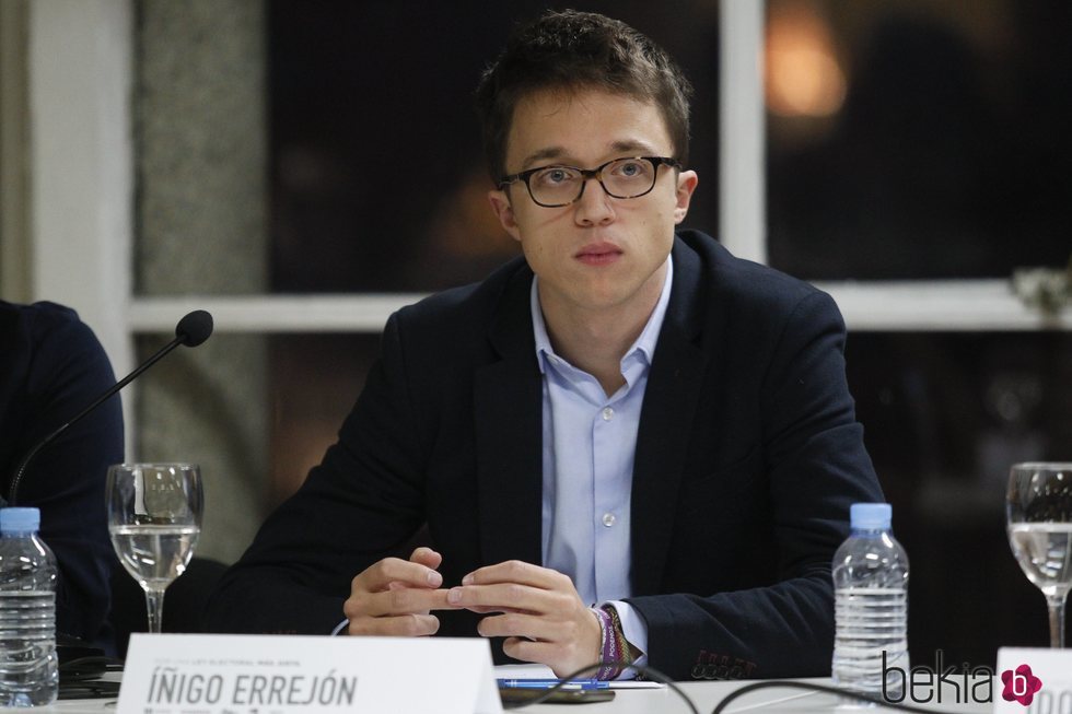 Iñigo Errejón durante una reunión para el cambio de la Ley Electoral