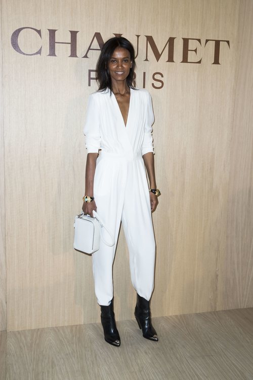 Liya Kebebe con un mono blanco en la presentación de la exposición 'Tesoros de África' 2018