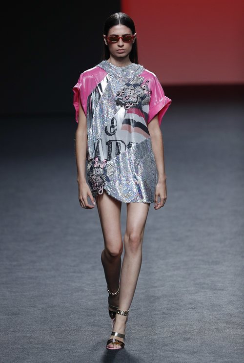 Vestido asimétrico con tejido brillante de Custo Barcelona en Madrid Fashion Week primavera/verano 2019