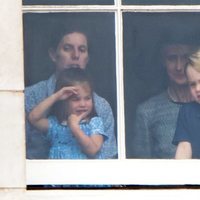 El Príncipe Jorge y la Princesa Carlota ven la exhibición aérea por el centenario de la RAF