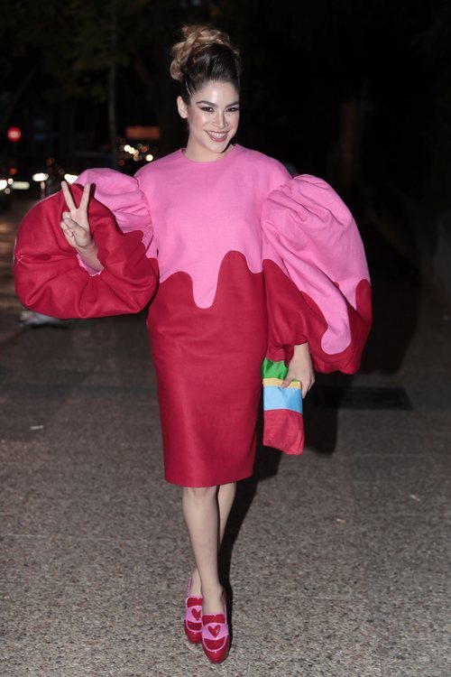 Cosima Rodriguez con un vestido rosa y rojo con mangas voluminosas en el 30 aniversario de Vogue 2018