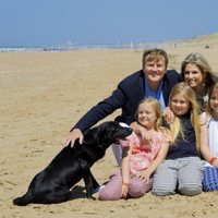 Guillermo y Máxima de Holanda posan muy sonrientes junto a sus perros en 2015