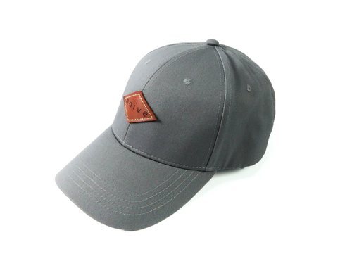 Gorra gris de la marca Naïve de la colección 'Summer Essentials'