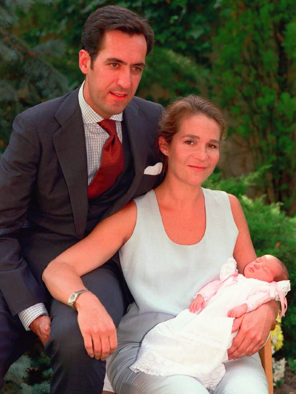 La Infanta Elena y Jaime de Marichalar posan con su hija Victoria Federica tras su nacimiento