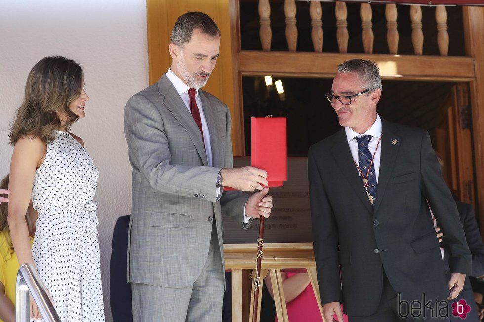 El Rey Felipe recibe la Llave de Oro de la Ciudad de Bailén ante la mirada de la Reina Letizia