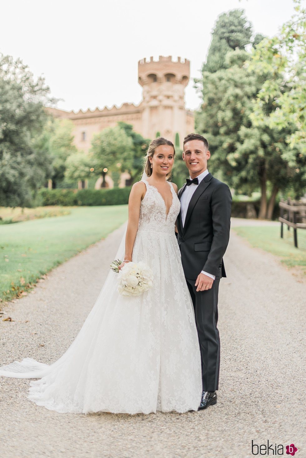 Pol Espargaró Y Carlota Bertran posan muy sonrientes en el día de su boda