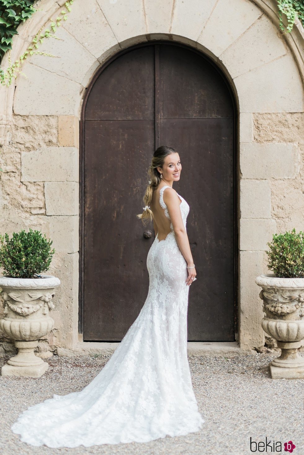Carlota Bertran luce el segundo vestido que utilizó para su boda con el piloto Pol Espargaró