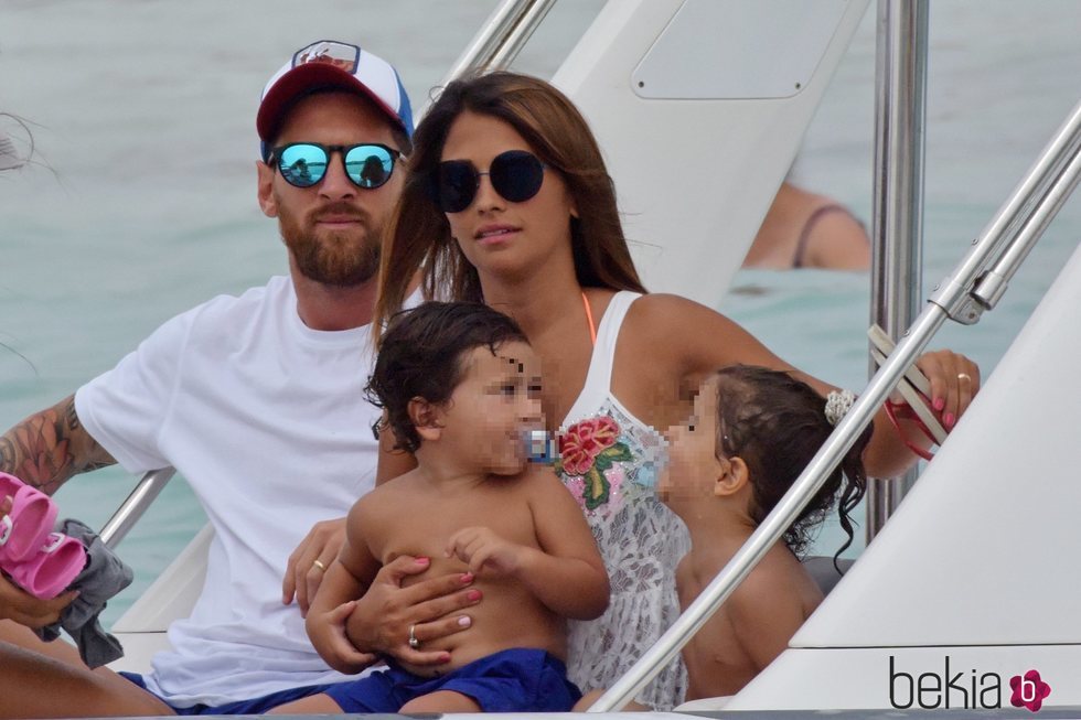 Leo Messi y Antonella Roccuzzo disfrutan de unos días de descanso junto a sus hijos en Formenters