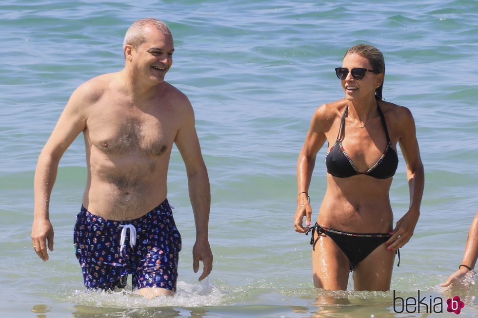 Ramon García y Patricia Cerezo muy sonrientes durante sus vacaciones en Cádiz