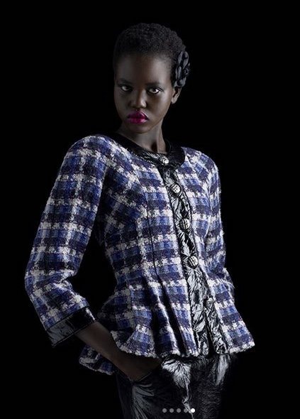 La refugiada Adut Akech posa para una campaña de Chanel 2018