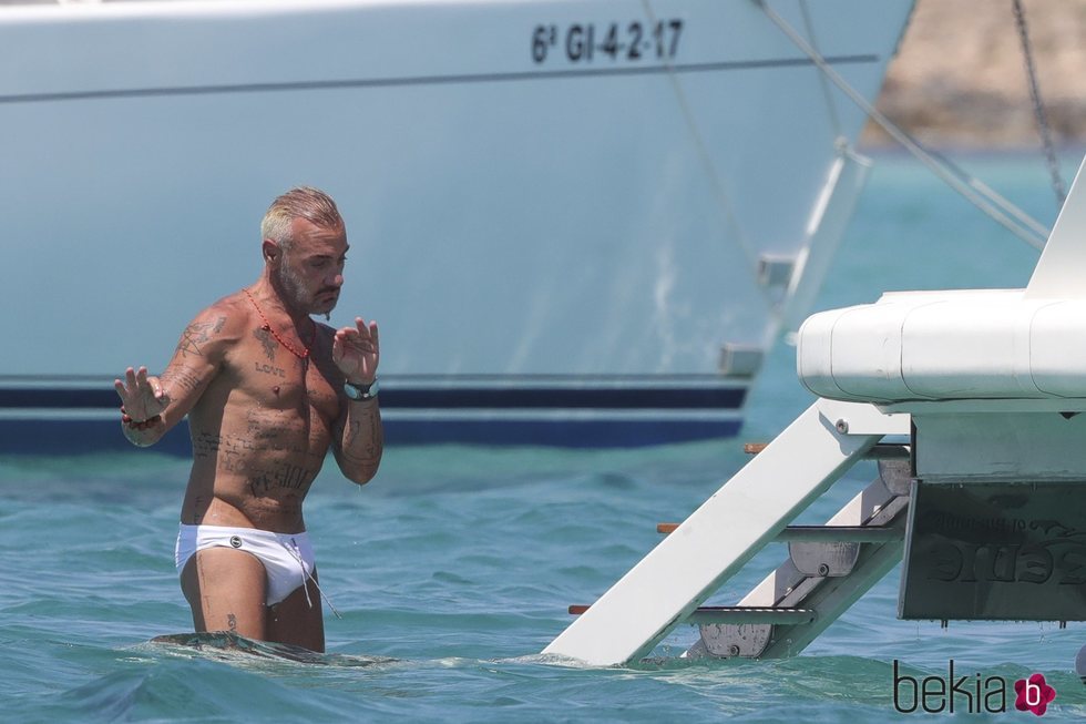 Gianluca Vacchi bailando en la playa de vacaciones en Formentera