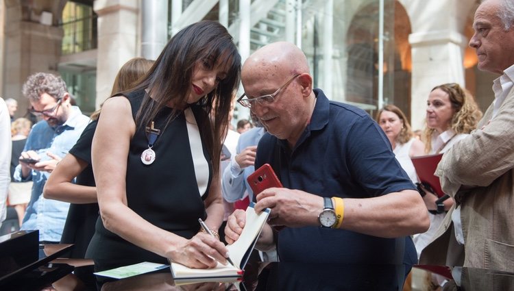 Luz Casal firmando autógrafos en la entrega de la Medalla Internacional de las Artes