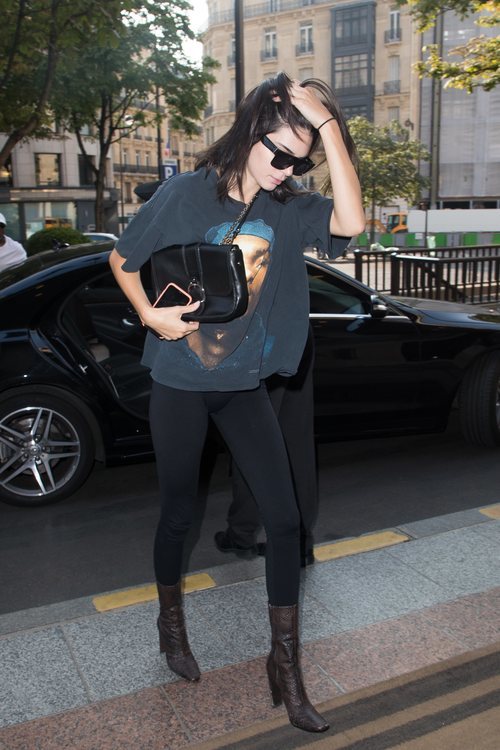 Kendall Jenner con unos leggins negros en Paris 2018