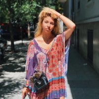 Anita Matamoros posando para una foto
