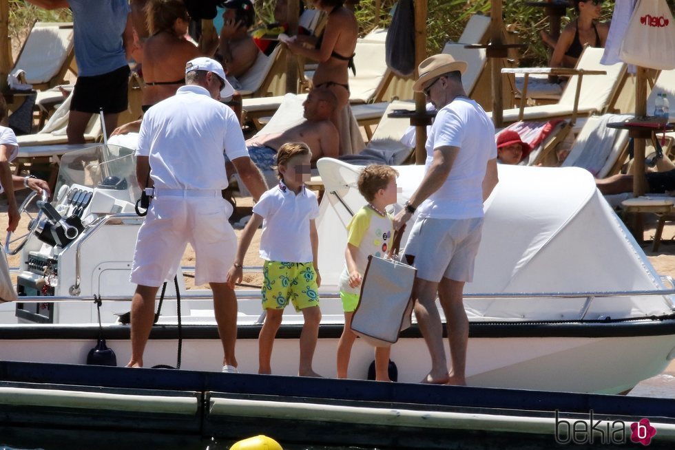 David Furnish, marido de Elton John, junto a los dos hijos del cantante en Cerdeña