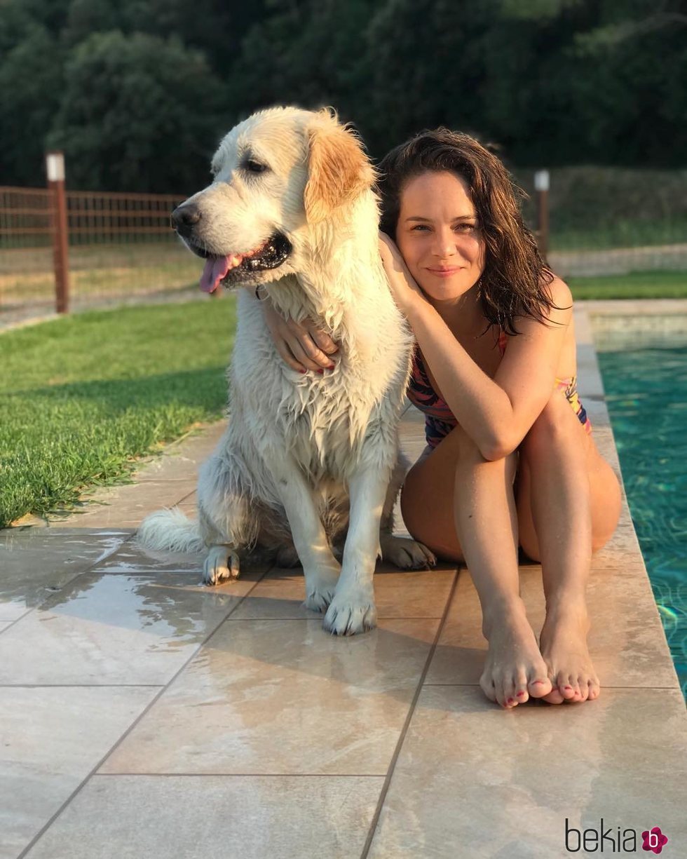 Luz Cipriota con el perro de Andrés Velencoso