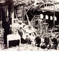 El Rey Jorge VI y su esposa visitan un lugar bombardeado en la Segunda Guerra Mundial