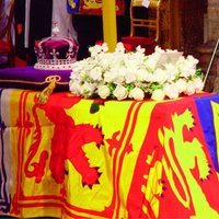 Isabel II en el funeral de la Reina madre en la Abadía de Westminster