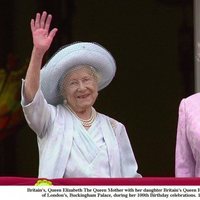 La Reina Madre y su hija, Isabel II, durante su 100 cumpleaños
