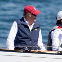 El Rey Juan Carlos navegando en el Bribón en Baiona