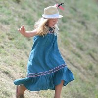 Savannah Phillips correteando por el recinto del festival celebrado en Gatcombe Park